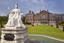 La statua della regina Vittoria all&#039;esterno del Palazzo di Kensington-Victoria-Statue