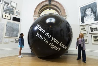 Summer Exhibition 2025 Royal Academy - Vista generale delle opere d'arte contemporanea nelle sale di Burlington House