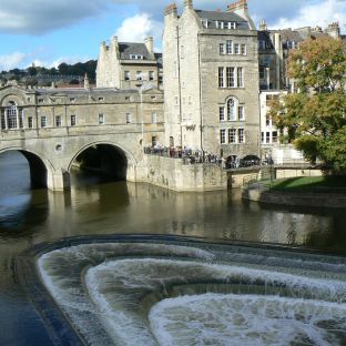 Pulteney Bridge, il ponte che attraversa il fiume Avon e collega le due sponde della città di Bath.