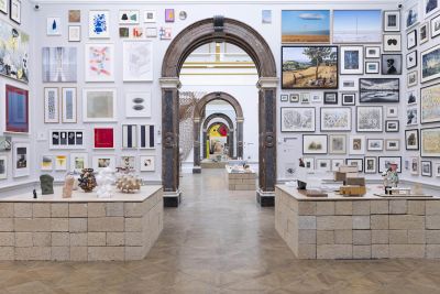 Royal Academy Summer Exhibition 2025 - Sala espositiva con mix di dipinti contemporanei e installazioni artistiche