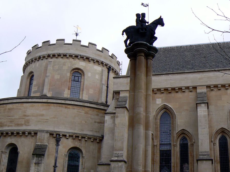 Cavalieri Templari sull'obelisco all'esterno di Temple Church