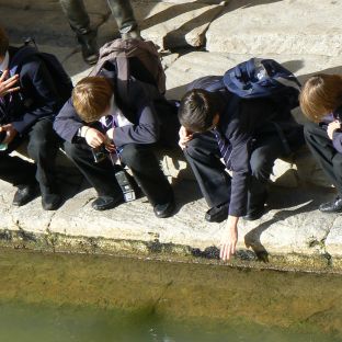 Studenti alle Terme Romane di Bath.