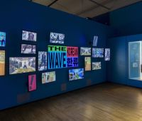 Installation image of exhibition introduction with PSY'S Gangnam Style, at Hallyu! The Korean Wave at the V&A Ⓒ Victoria and Albert Museum, London (2)