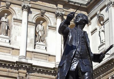 La statua del pittore inglese Joshua Reynolds situata a Burlington House, che ospita la Royal Academy of Art di Londra