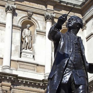 La statua del pittore inglese Joshua Reynolds situata a Burlington House, che ospita la Royal Academy of Art di Londra
