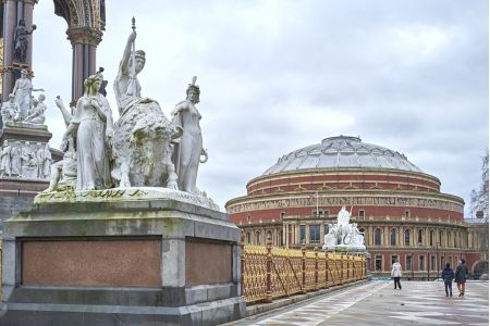 Particolare dell'Albert Memorial con la Royal Albert Hall nello sfondo