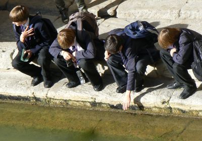 Studenti alle Terme Romane di Bath.