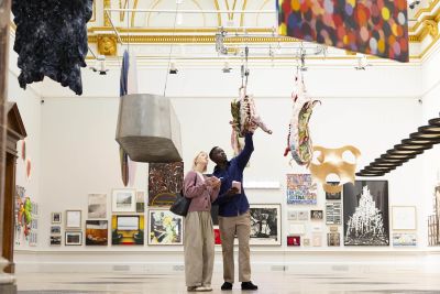 Installation view Summer Exhibition 2025 - Opere di pittura e scultura esposte nelle gallerie della Royal Academy London