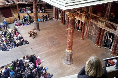 Pubblico a una rappresentazione al Globe Theatre