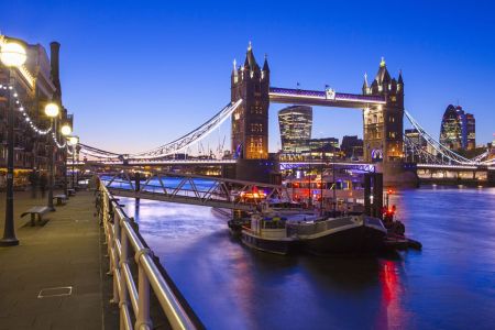 Una suggestiva immagine del Tower Bridge al tramonto